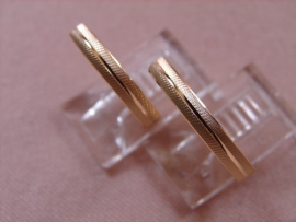 ALIANZA ORO 18KT SURCO CENTRAL D2,90MM PESO G2,05